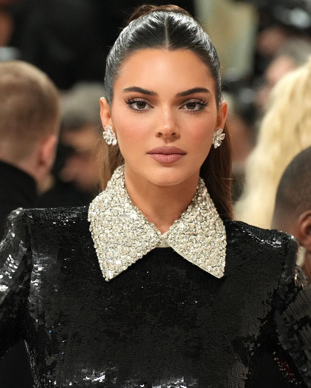 كيندال جينر Kendall Jenner بأقراط ماسية متوسطة الحجم