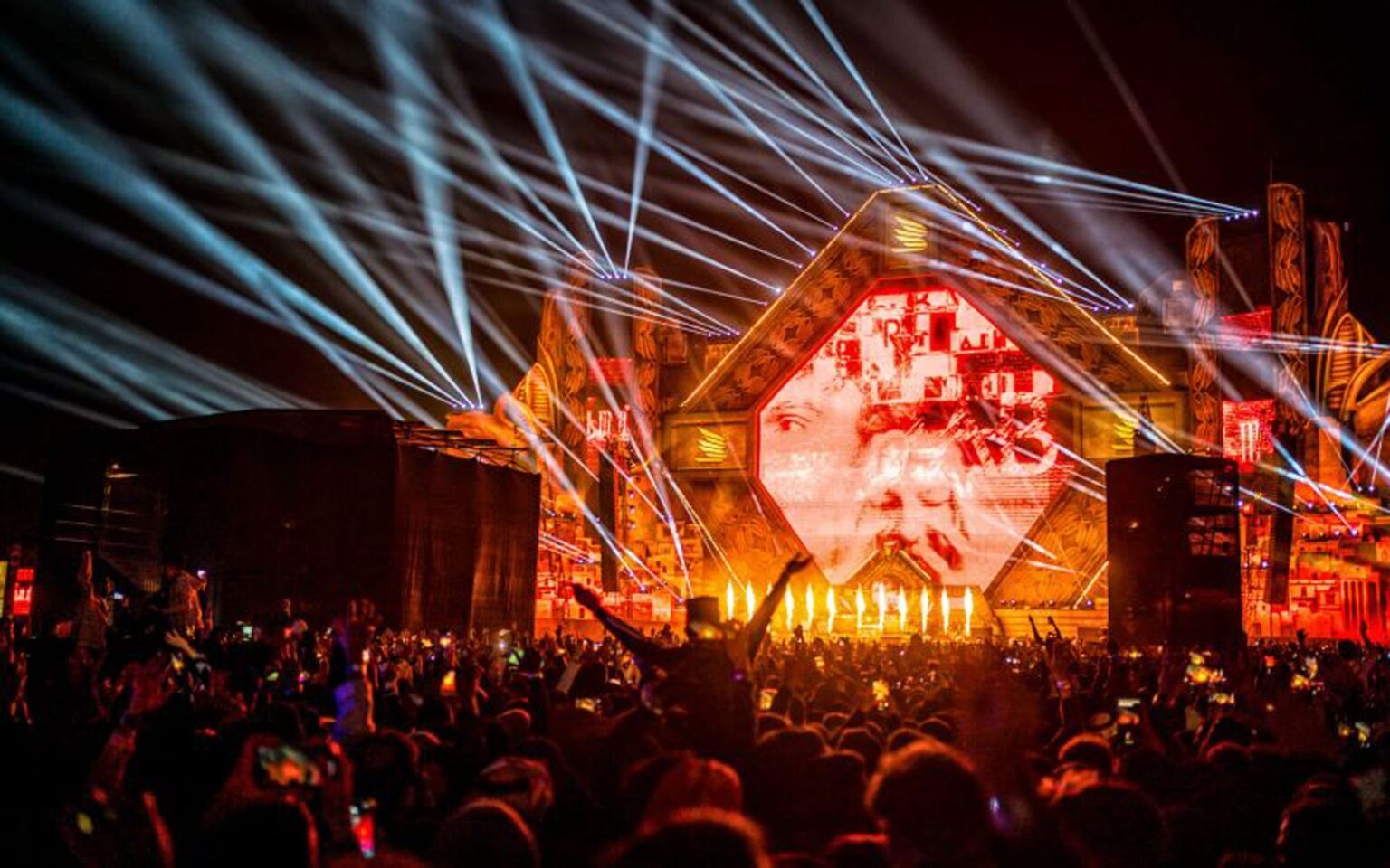 لأول مرة في السعودية نخبة من النجوم العالميين يصعدون المسرح