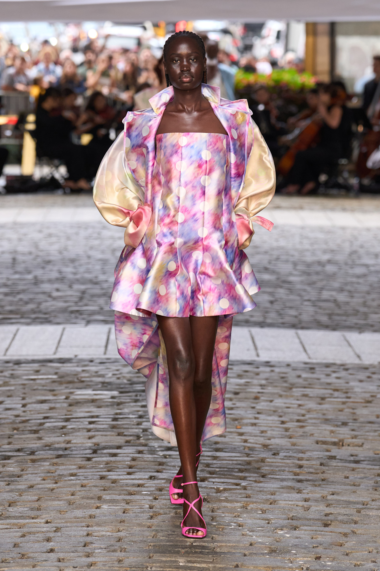 لإطلالة غير متناسقة الأطوال من Prabal Gurung