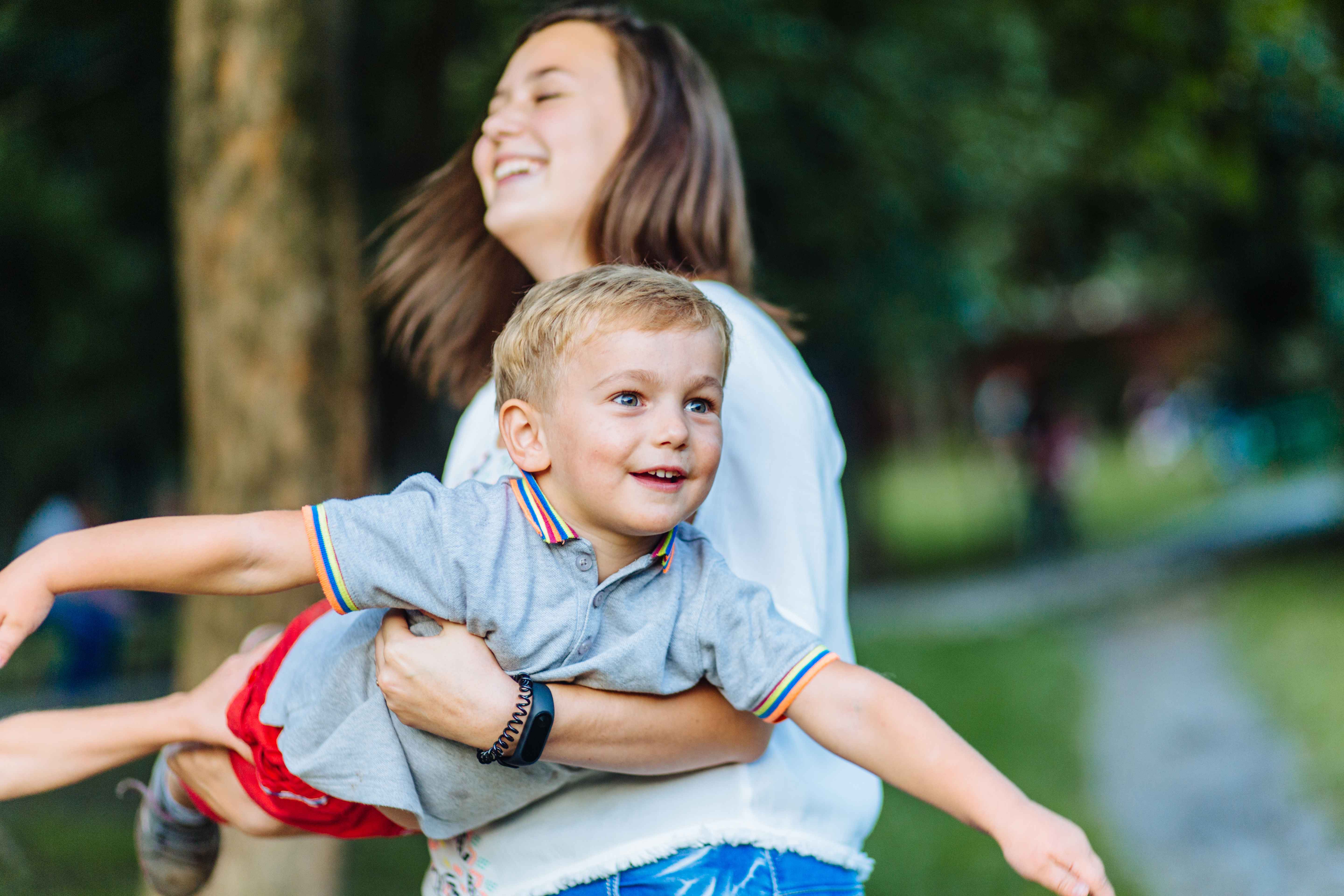 لا تجعلي طفلك محور الاهتمام الوحيد ولا تبالغين في مدحه