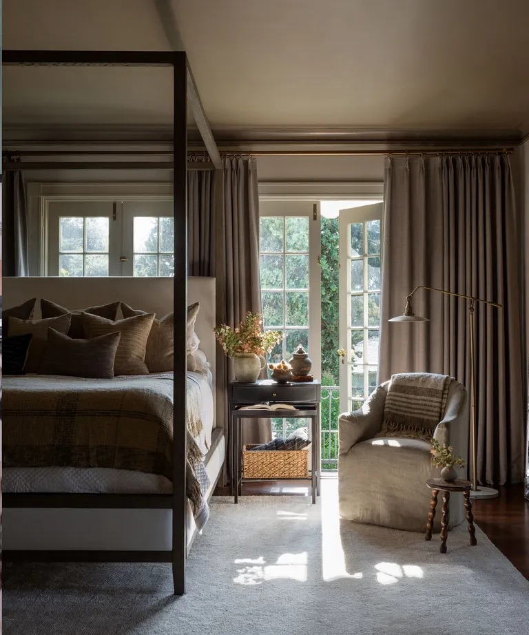 لا تزال الدرجات الأكثر دفئًا من الرمادي مثل درجة التوب محافظة على حضورها