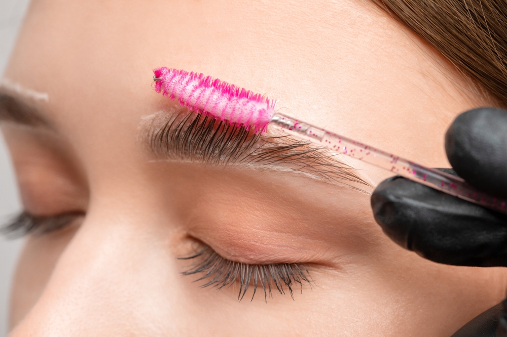 لا تزال صيحة الحواجب الريشية Feathery Textured مستمرة في 2026