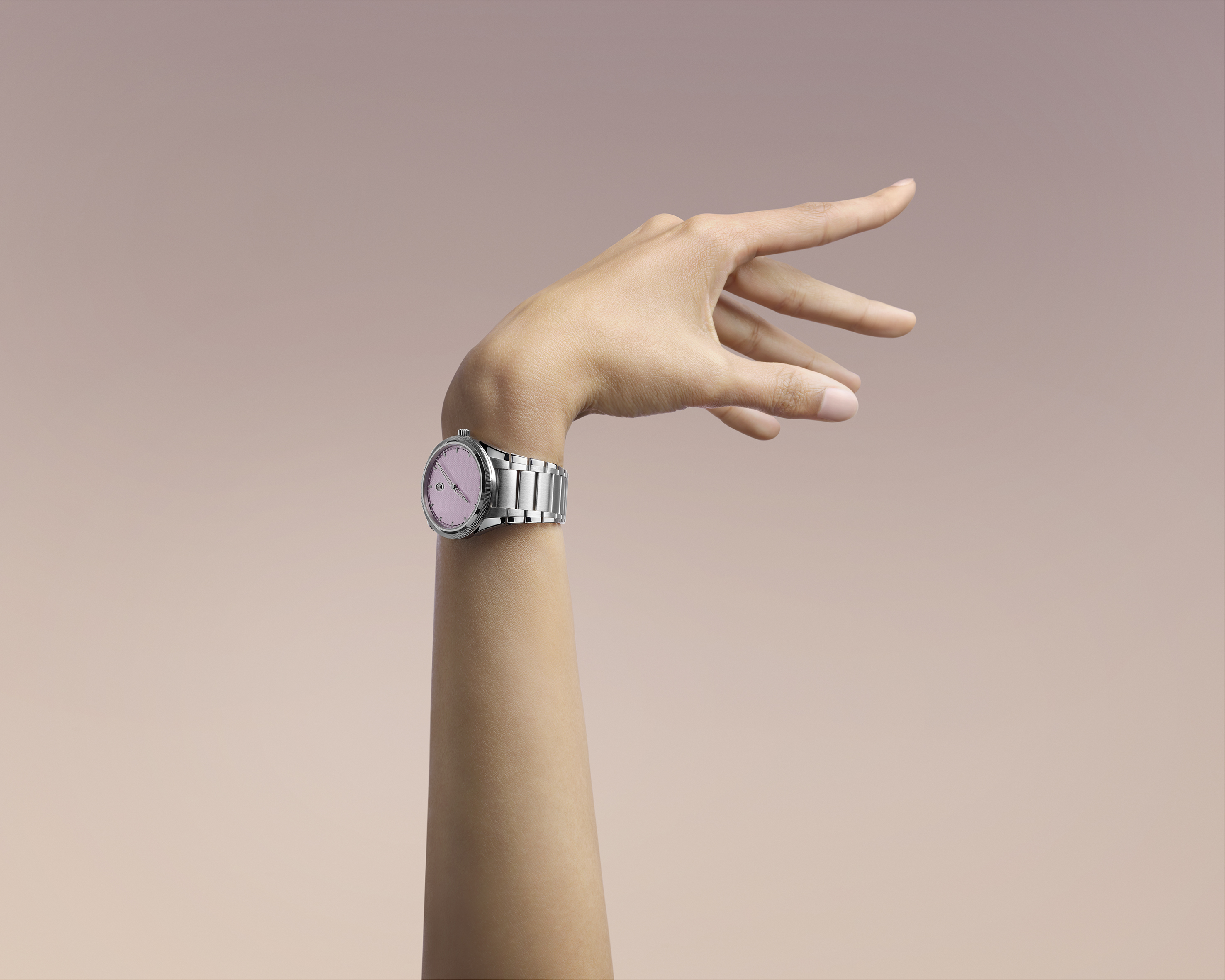 لا تمثّل Alta Rosa خروجاً عن المسار، بل صقلاً للغةٍ باتت راسخة.