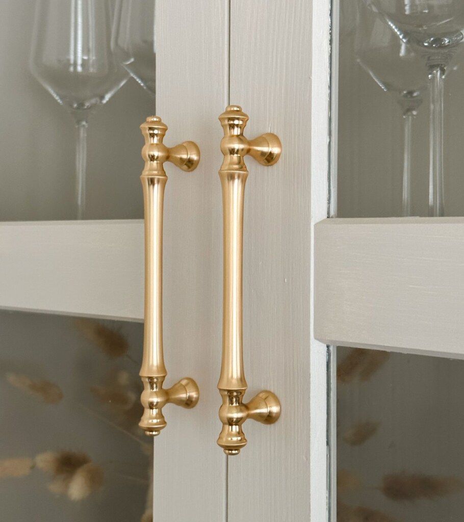 لا يزال المصممون يختارون إكسسوارات النحاس لما تضيفه من دفء إلى الخزائن