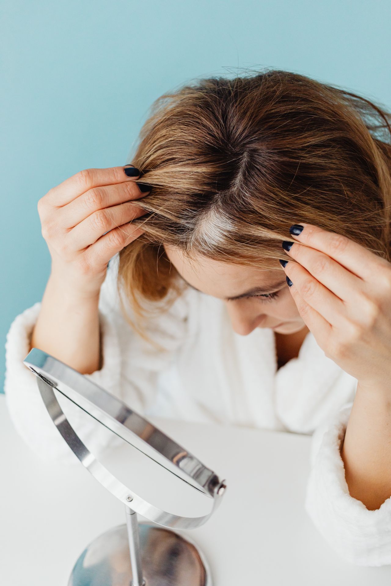 لا يوجد أدلة علمية تؤكد أن الزجبيل الطازج أو المطحون يقضي نهائيًا على الشعر الأبيض