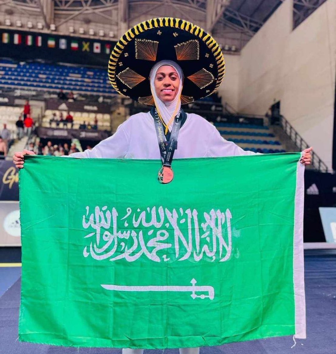 دنيا أبو طالب لاعبة المنتخب للتايكوندو على منصة التتويج
