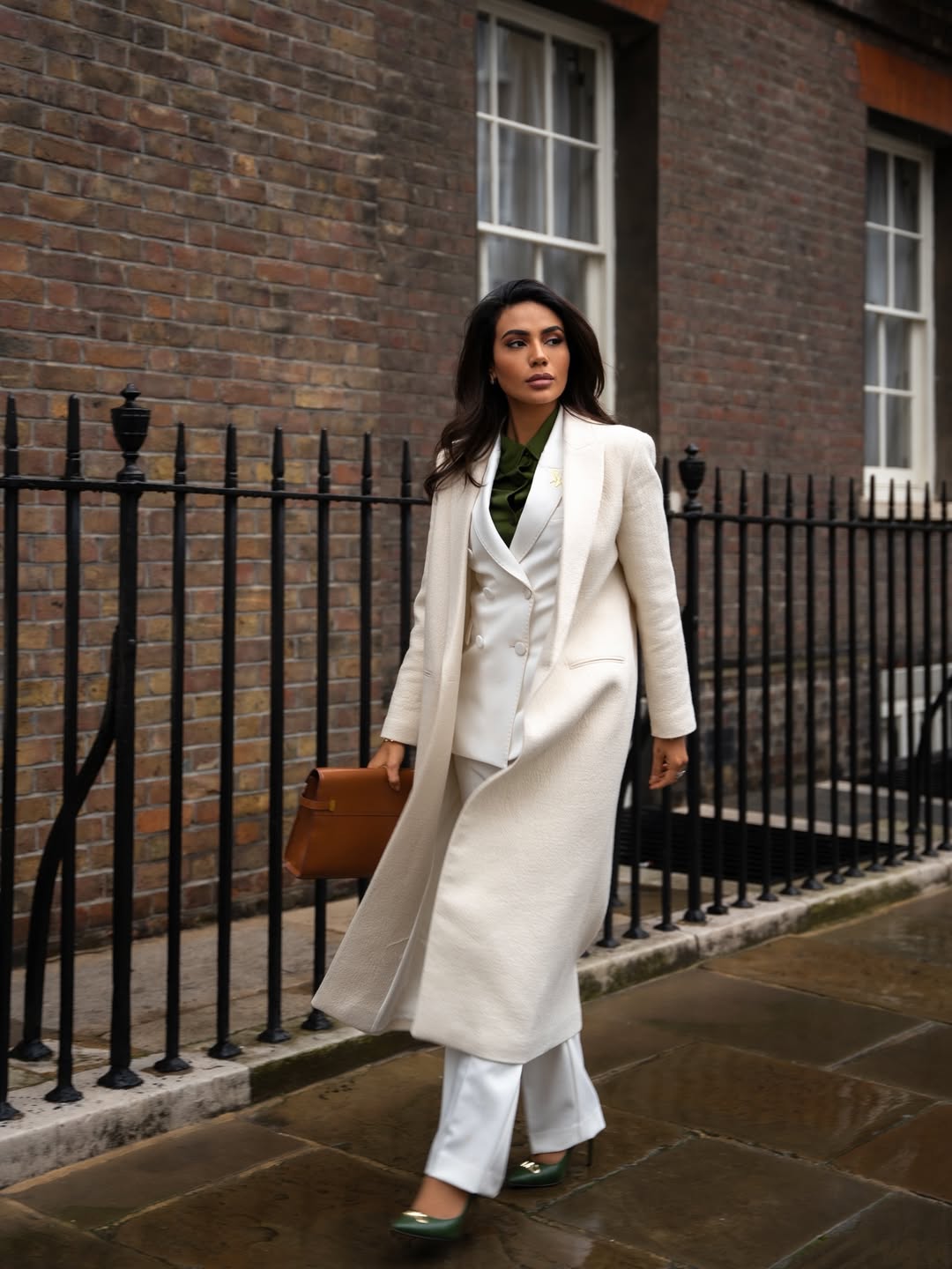 لبنى عبدالعزيز تستمتع بأجواء الخريف