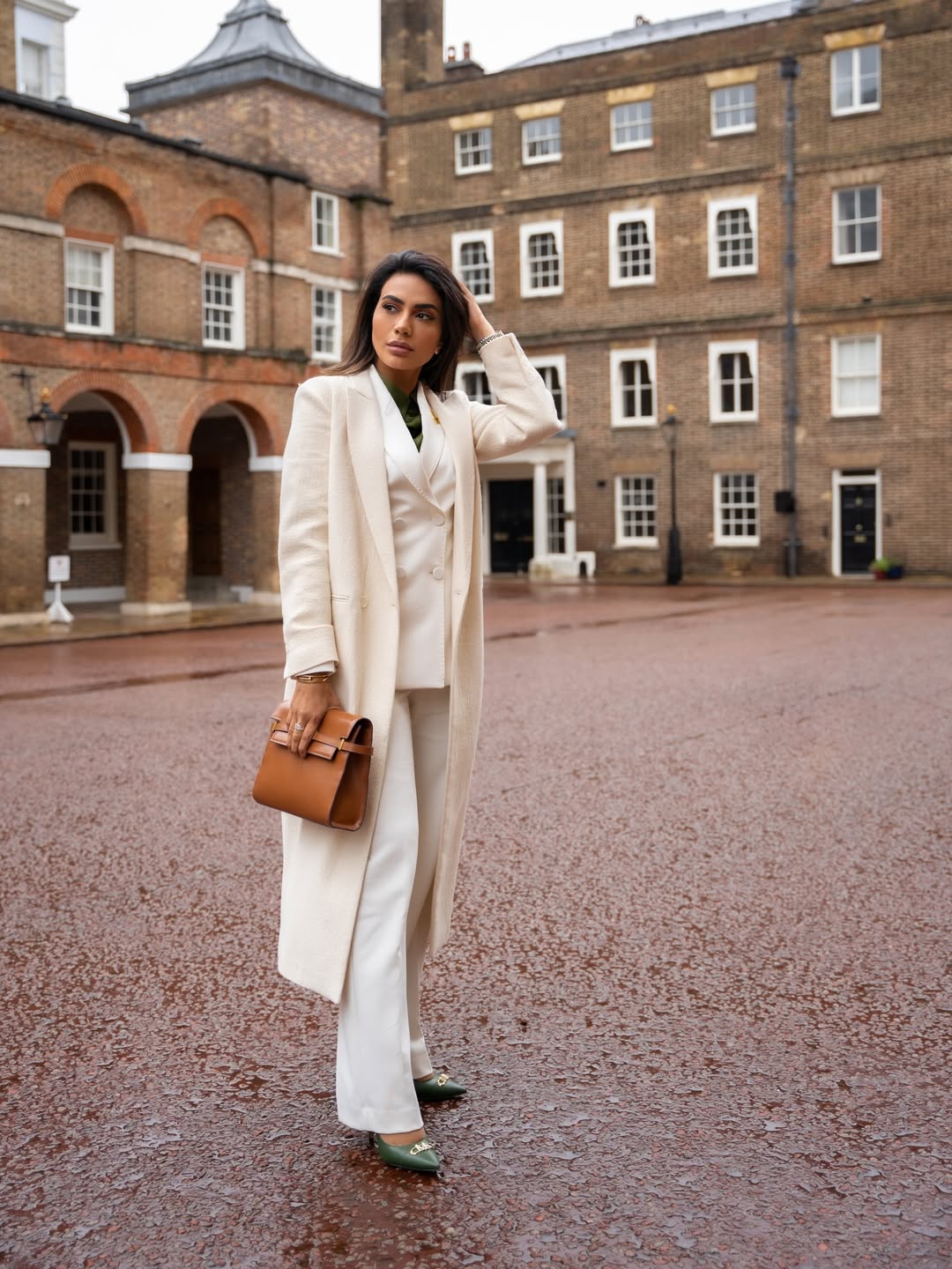 لبنى عبدالعزيز بجوار كلارنس هاوس