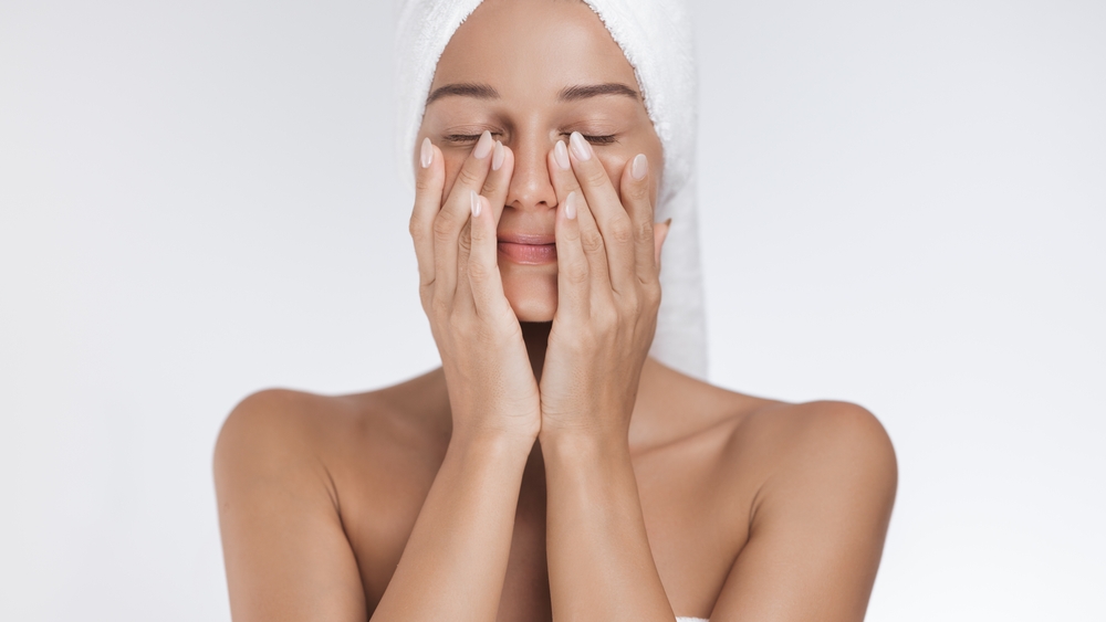 لتحقيق بشرة ناعمة ومشرقة طوال اليوم استخدمي خلطة من زيت جوز الهند المنزلي