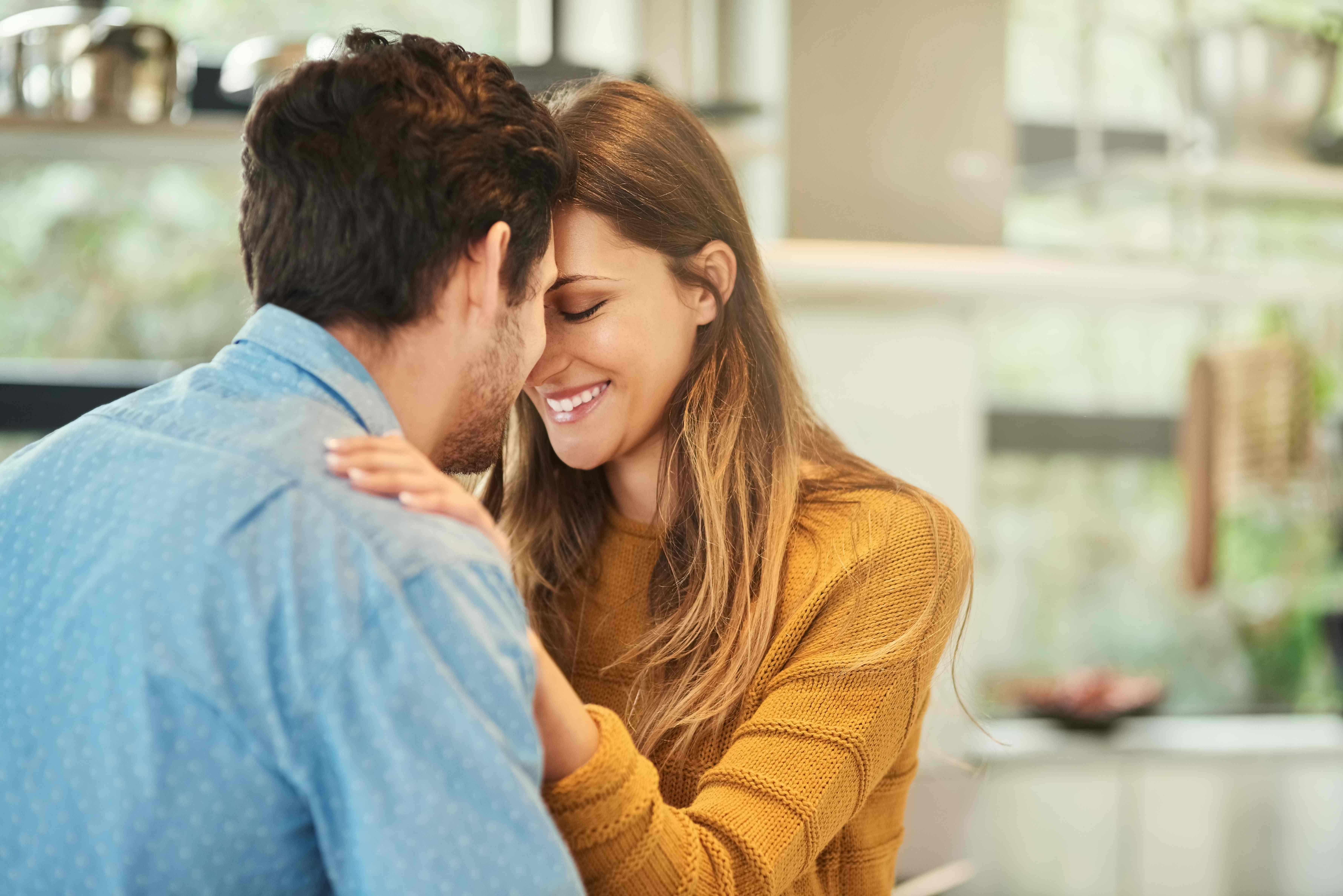 لتفعيل لغة الجسد بين الزوجين يجب الحرص على قضاء وقت مع الشريك بعيدا عن أي مسؤوليات يوميًا