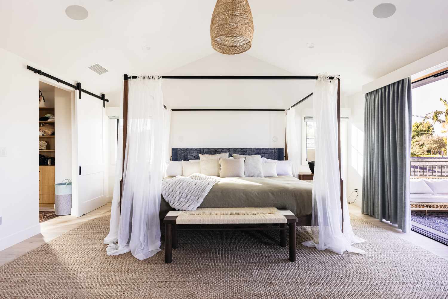 لتنسيق مثالي لسرير الكانوبيه، ينصحكِ الخبراء بمنح القطعة المميزة فرصة لتكون محور الغرفة