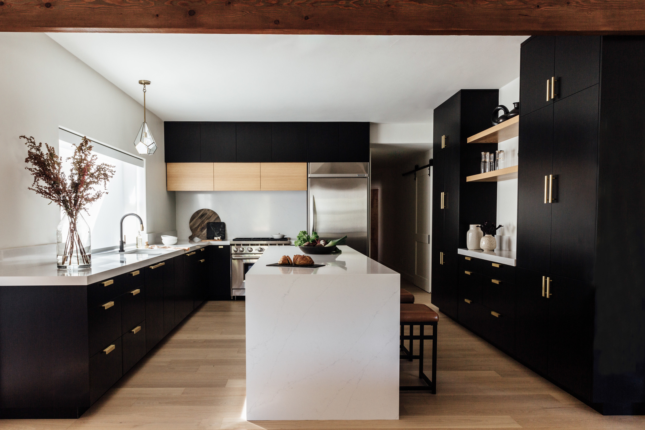 لجعل المطبخ أكثر إشراقًا، هناك العديد من الأفكار الفعالة التي يمكن اعتمادها