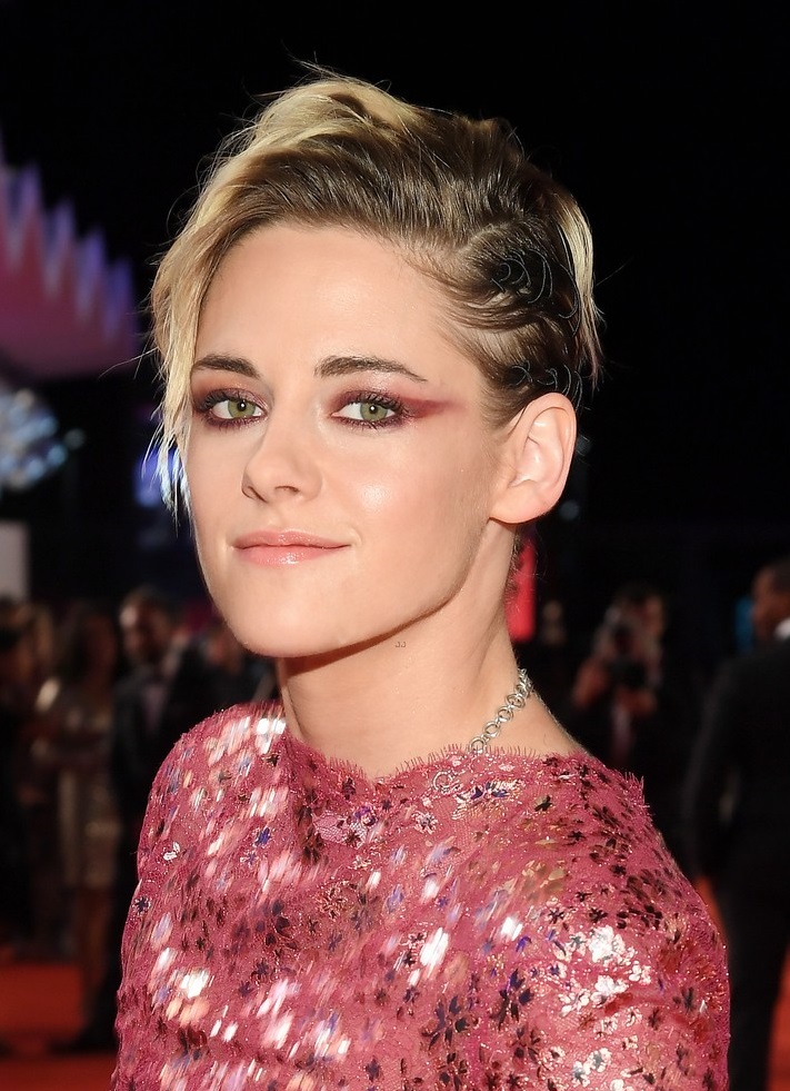 لجميلة Kristen Stewart برسمات المكياح القوي من خلال الظلال البنفسجية الجريئة