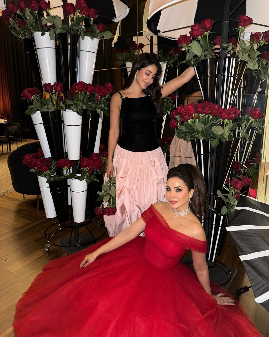 لجين بستايل الفستان المنفوش باللون الأحمر الموحد