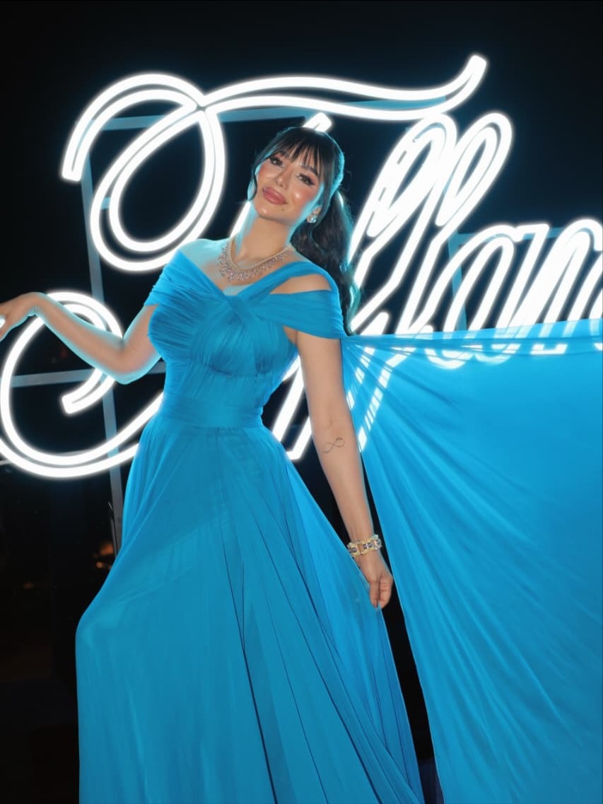 لجين بفستان موصول بوشاح منسدل خلف الكتف