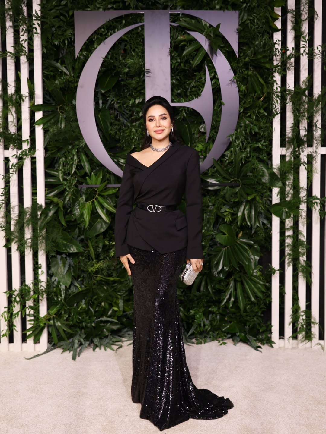 لجين عمران بإطلالة سهرة مميزة بطابع كلاسيكي باللون الأسود الموحد