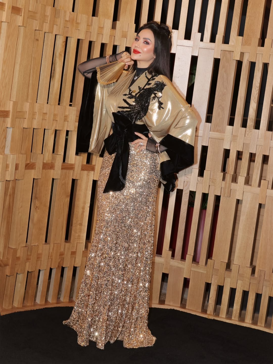 لجين عمران بتنورة ماكسي بذيل طويل وواسع مرصعة بالترتر