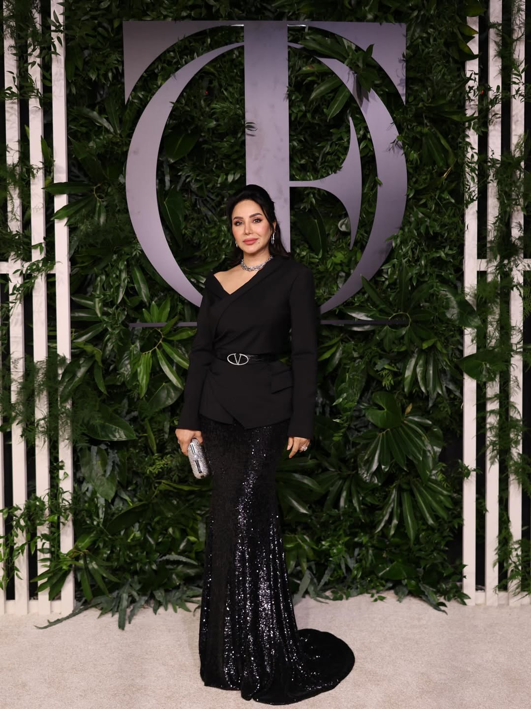 لجين عمران بتنورة ماكسي مرصعة كليا بالترتر مرفقة ببليزر مجسم