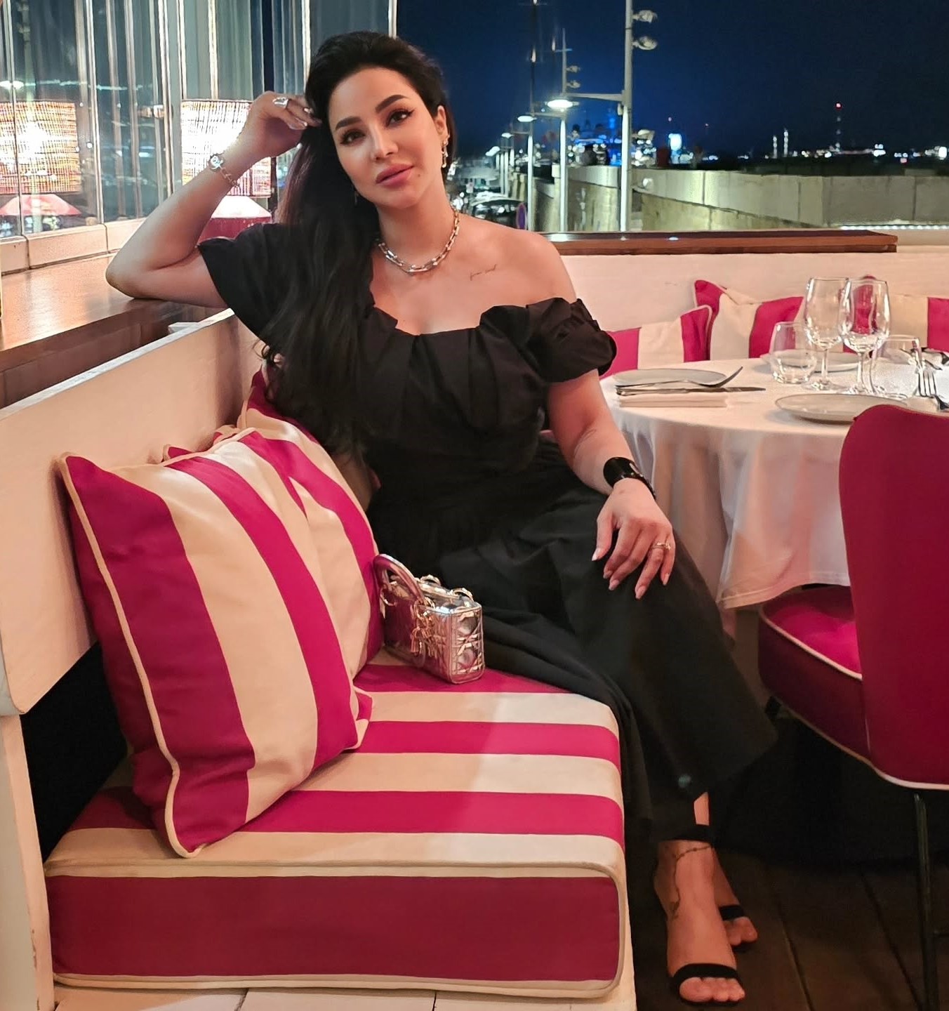 لجين عمران بمجوهرات الذهب الأصفر الأنيق