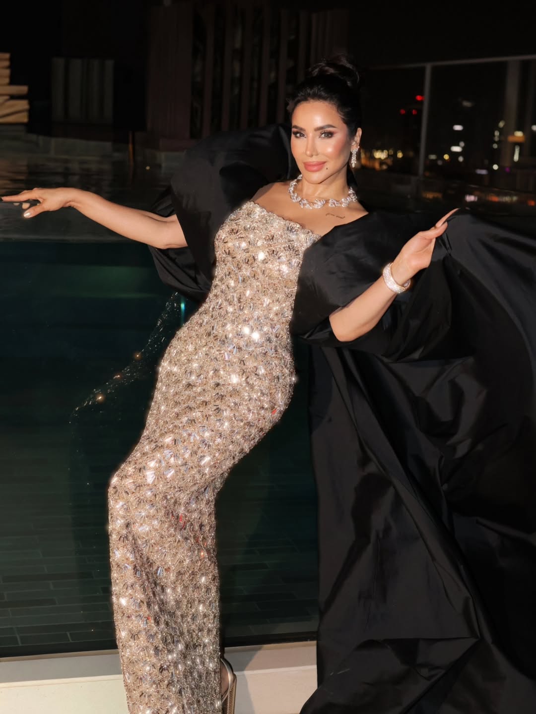 لجين عمران بإطلالة لامعة مع الكاب الأسود