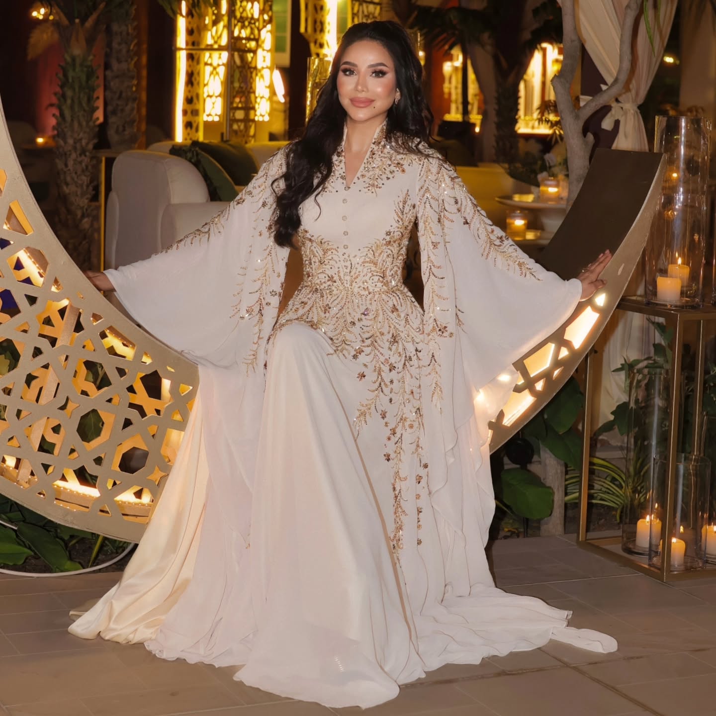 لجين عمران بفستان عاجي بستايل شرقي