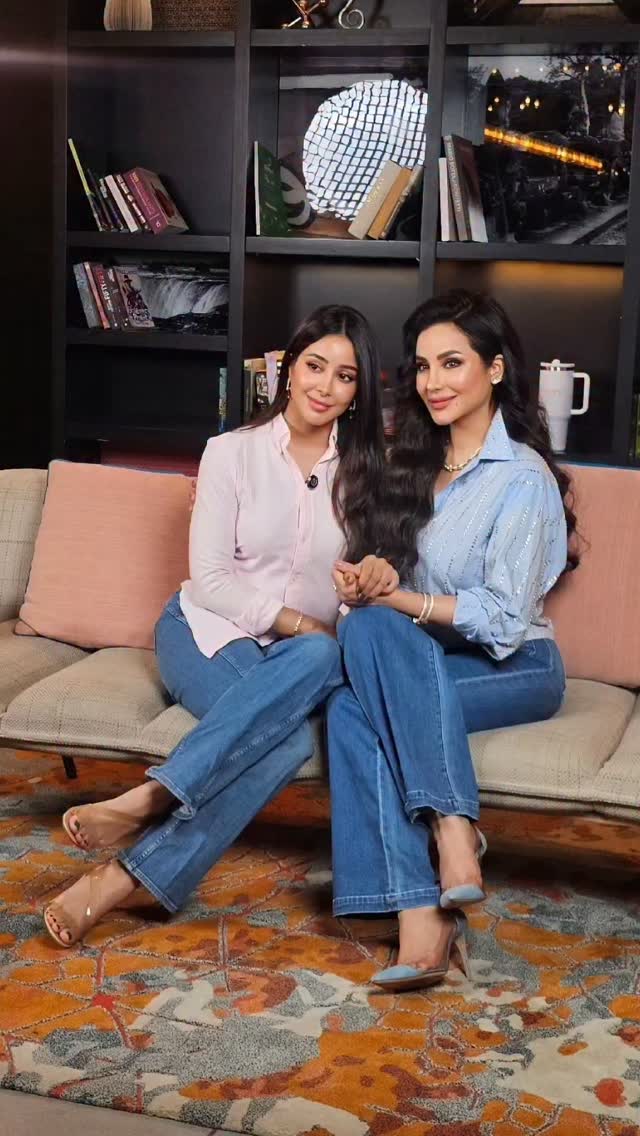  لجين وأسيل عمران بستايل البنطال الدنيم الواسع باللون الأزرق وقميص ناعم