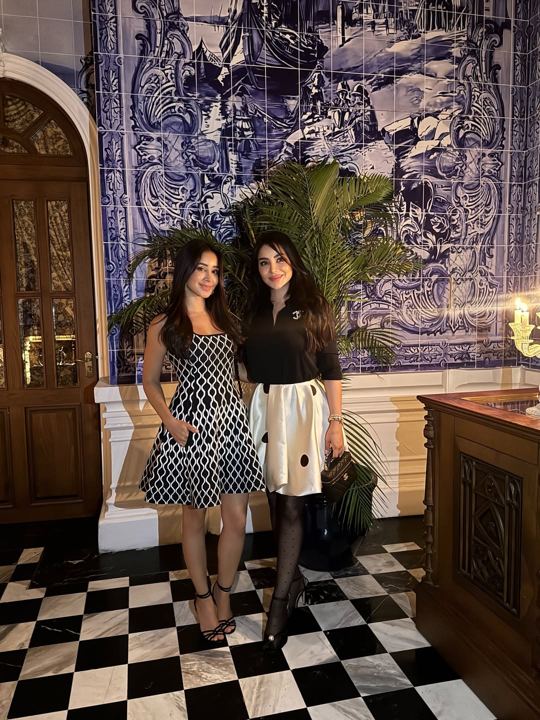 لجين وأسيل عمران بفستان قصير باللون الأسود