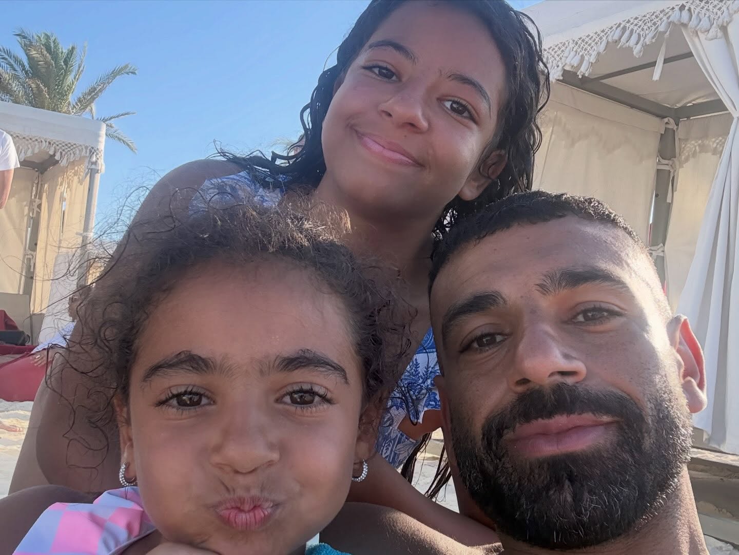 لحظات مرحة لمحمد صلاح مع ابنتيه
