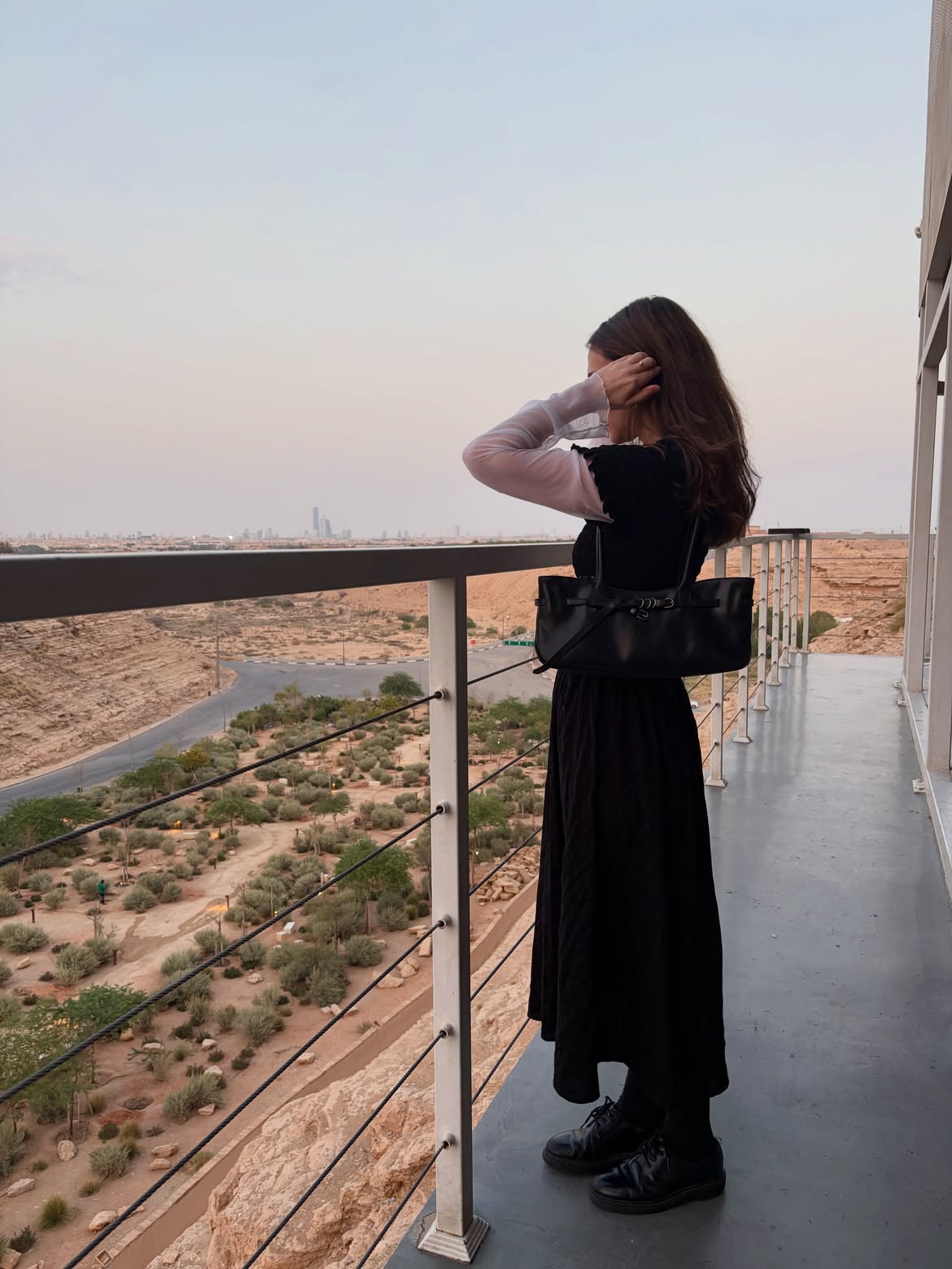 لحظة تأمل تطل على أفق الرياض ضمن كواليس الرحلة الموسيقية.