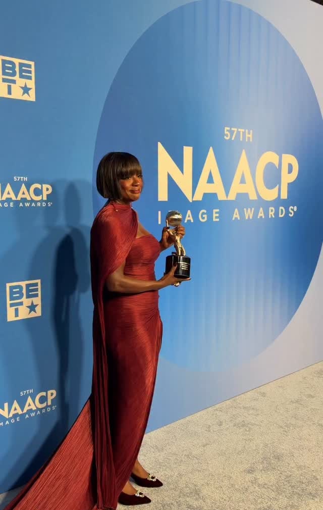 لحظة تكريم استثنائية للنجمة فيولا ديفيس