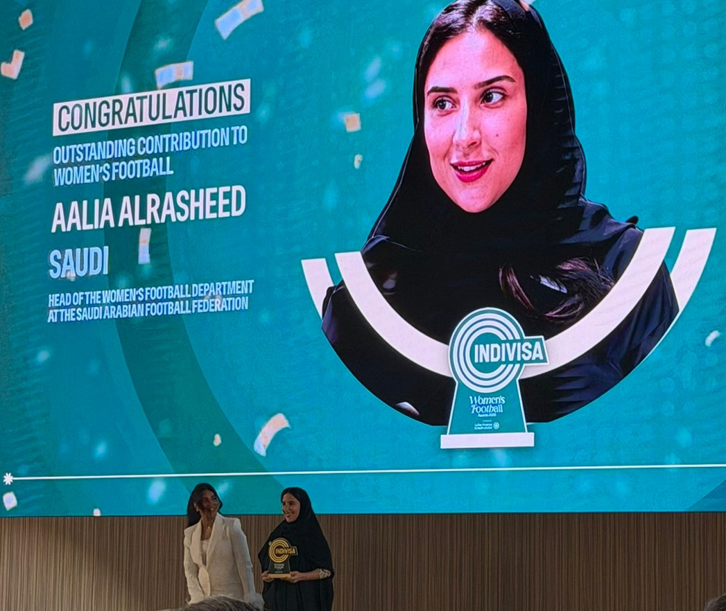 لحظة تكريم عالية الرشيد