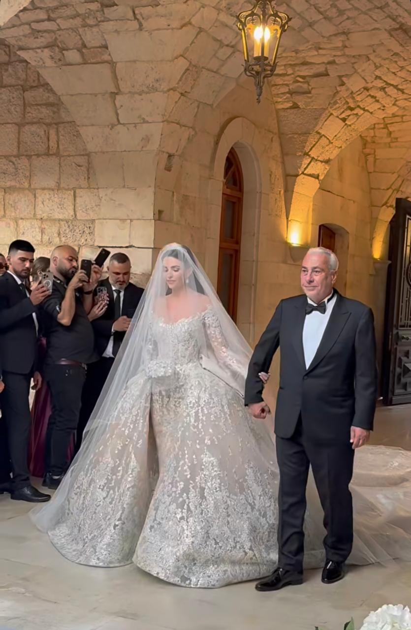 لحظة دخول العروس مع والدها