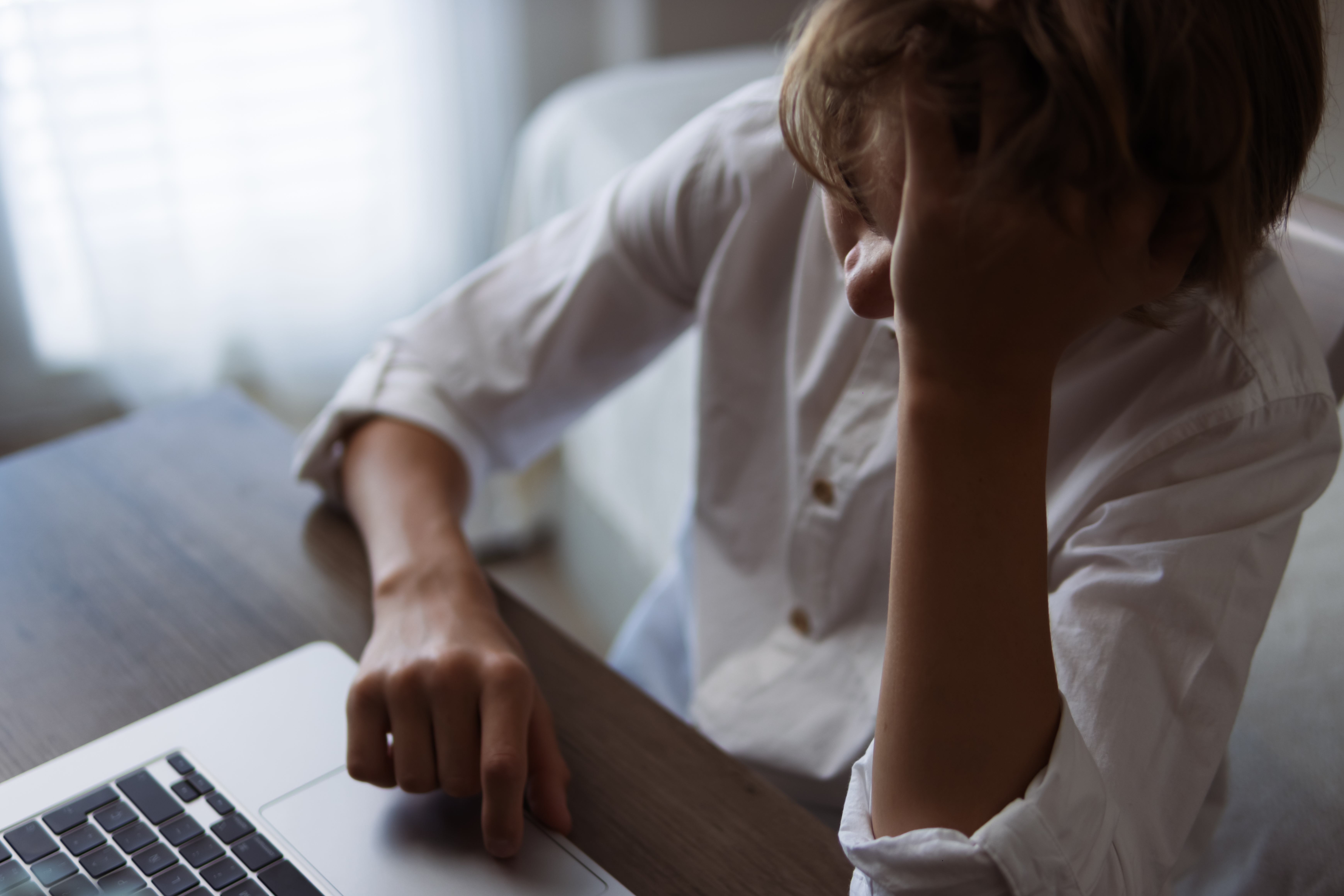 لحل مشكلة التنمر الإلكتروني بين طلاب المدارس يجب التريث والتفكير بهدوء أولًا