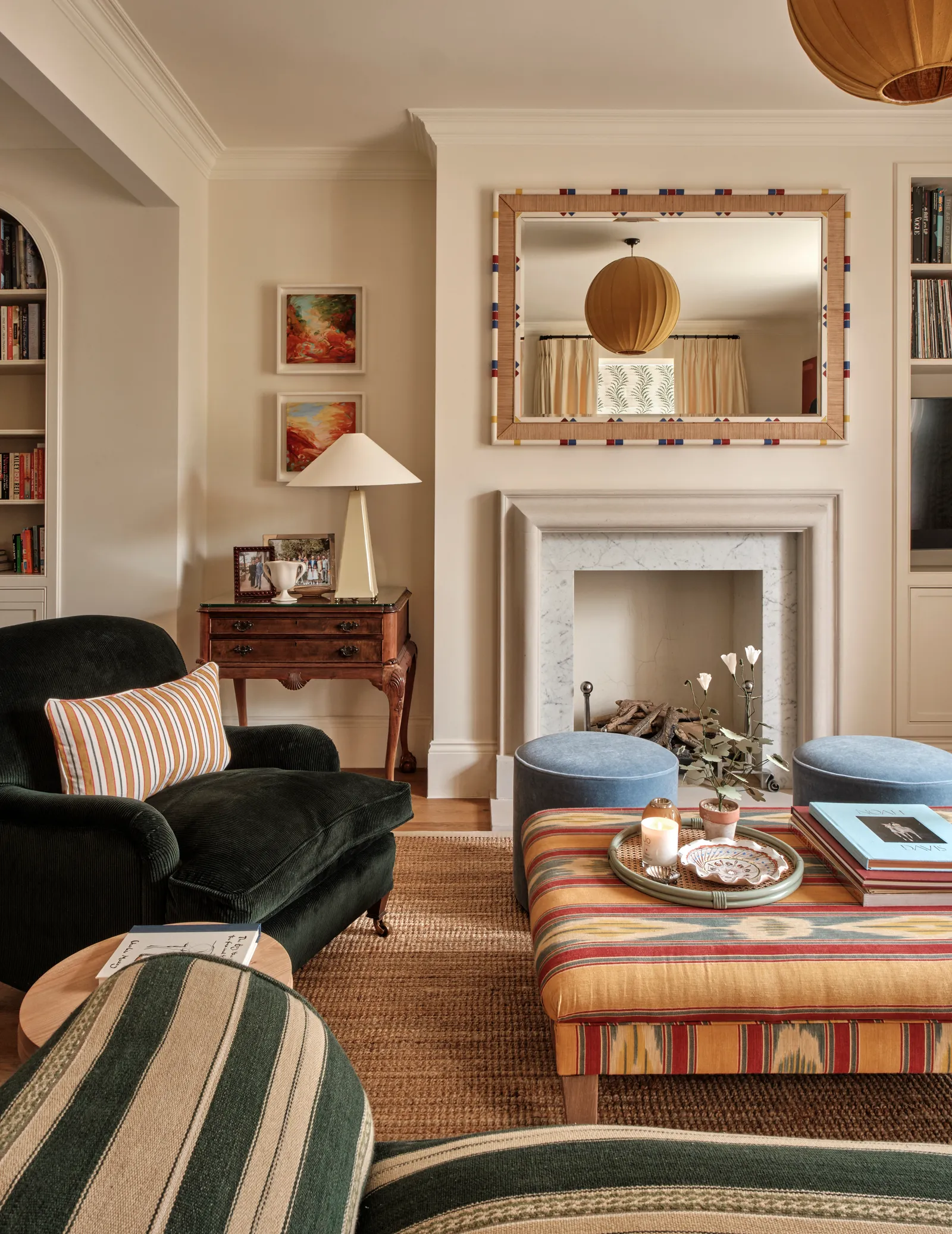 لخلق تباين بصري جذاب، يمكن وضع اللوحات العتيقة في إطارات معاصرة