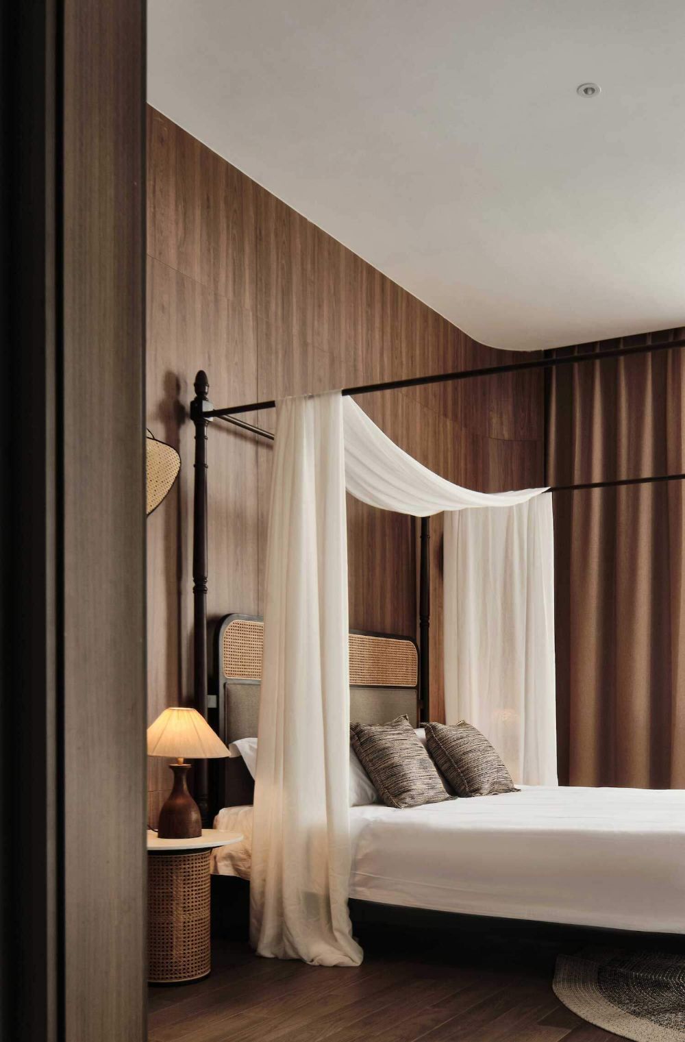 لسرير الكانوبيه اختيار يمكن اختبار خامات خفيفة تمنح إحساسًا بالنعومة والانسيابية