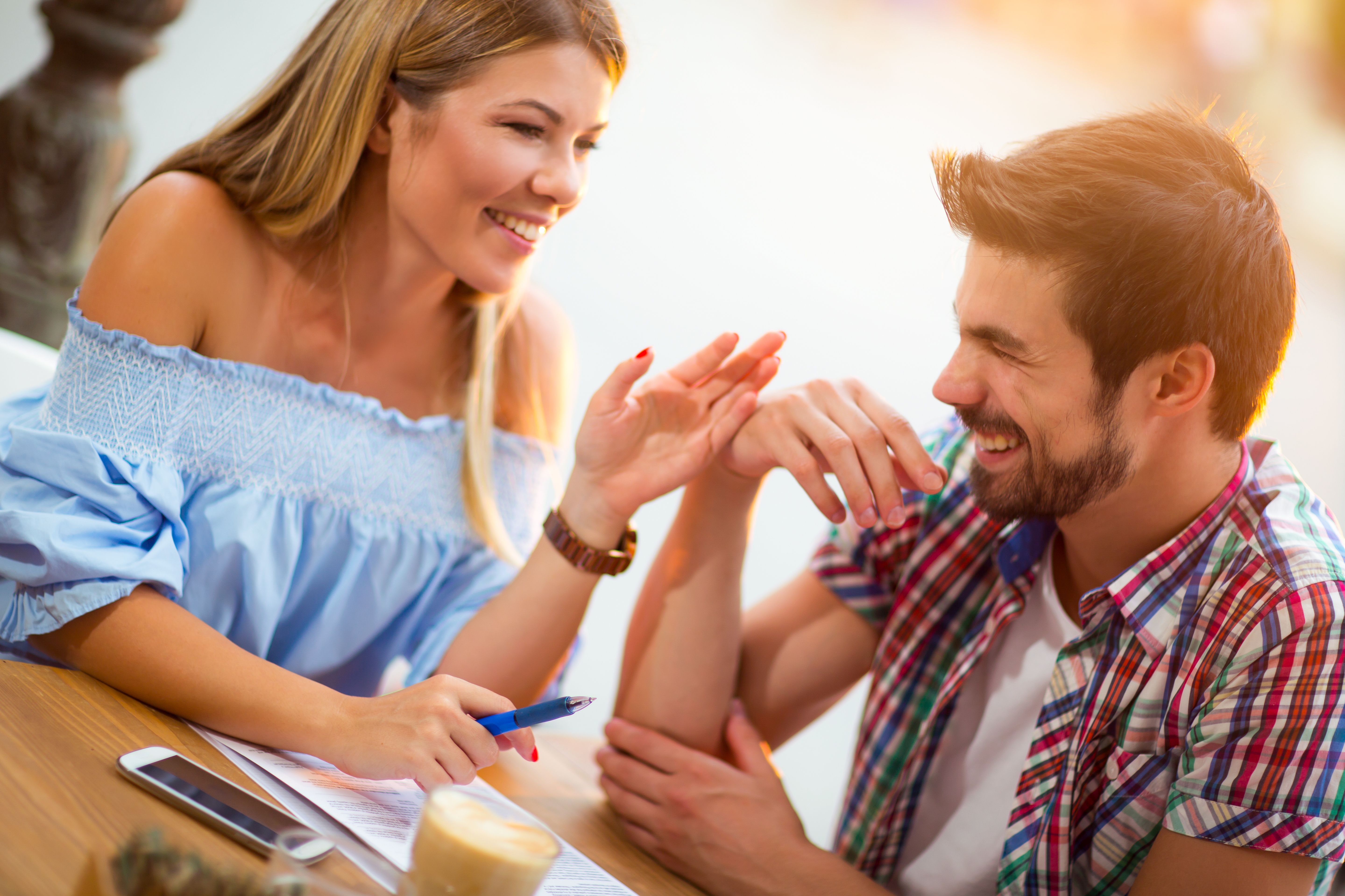 لغة الجسد عند الرجل عندما يحب تحتاج للفهم السليم فانتبهي جيدًا لتصرفاته