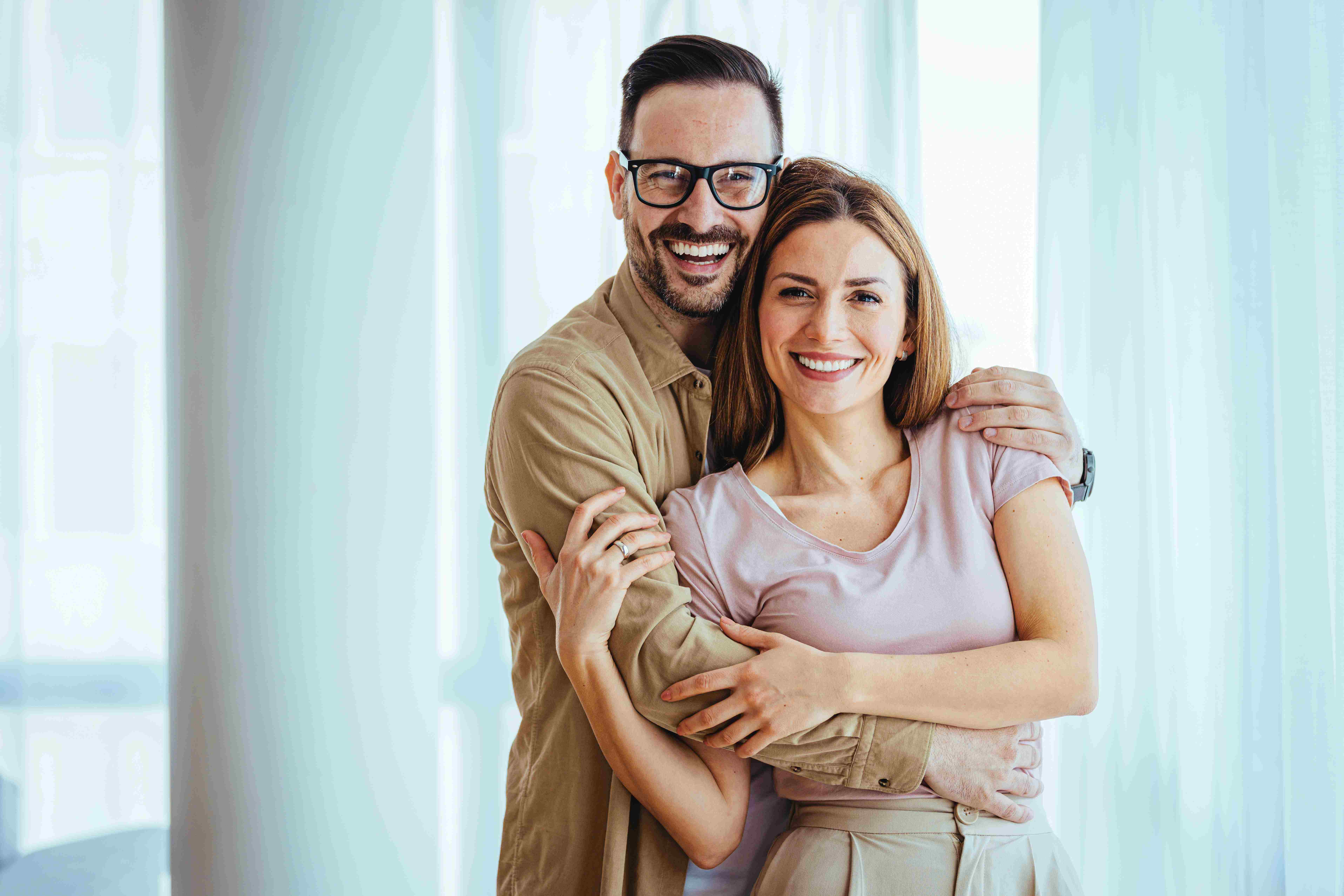 لغة الحواس في الحب الناضج تعيد الدفء والتفاهم بين الزوجين