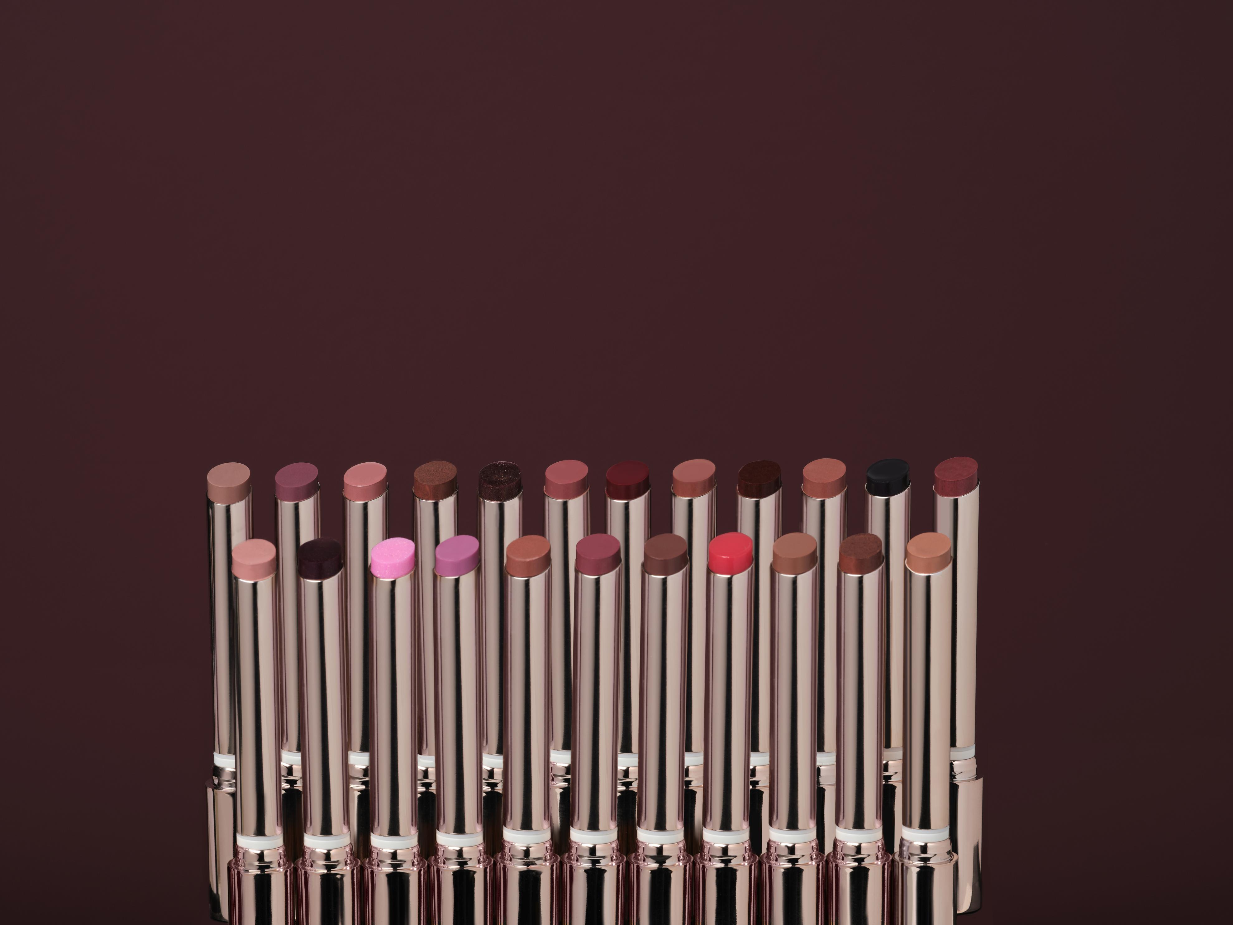 لفتنا كثيراً بلسم الشفاه Kiss Theory من Anastasia Beverly Hills لأنه يجمع بين اللون المكثف، واللمعان الأنيق، والعناية بالشفاه في مستحضر واحد