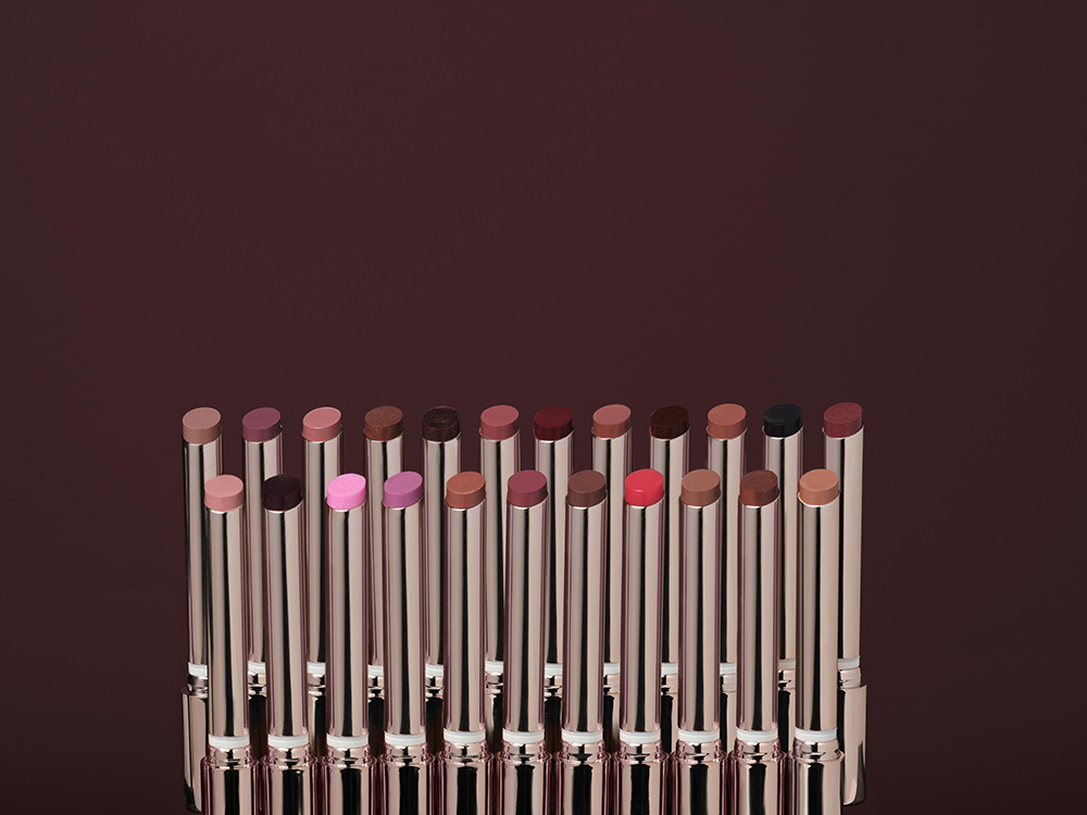 لفتنا كثيراً بلسم الشفاه Kiss Theory من Anastasia Beverly Hills لأنه يجمع بين اللون المكثف، واللمعان الأنيق، والعناية بالشفاه في مستحضر واحد