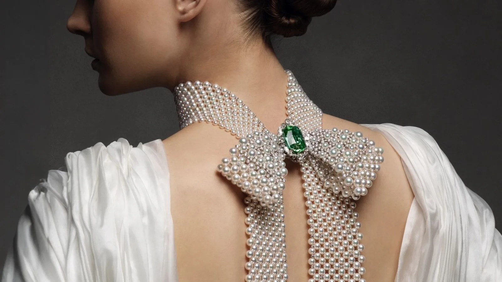 لفساتين الزفاف ذات التصيميم المينيمالي البسيط يمكنك اختيار قلائد كبيرة الحجم وفاخرة مثل قلادة Mikimoto