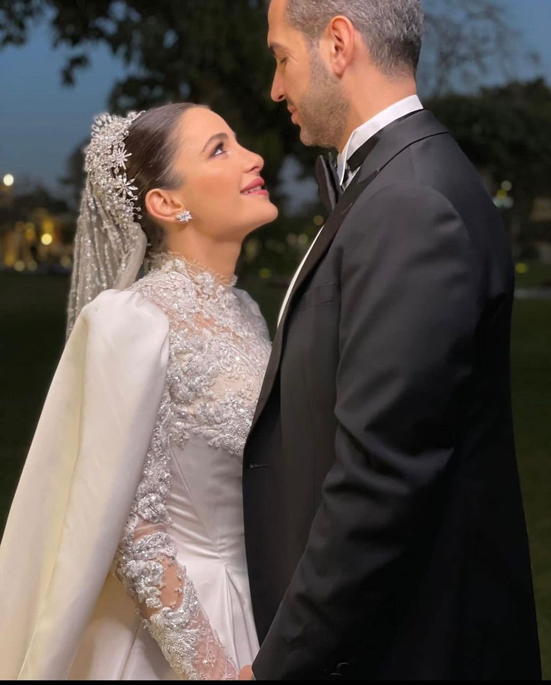 لقطة رومانسية لشام الذهبي وأحمد هلال