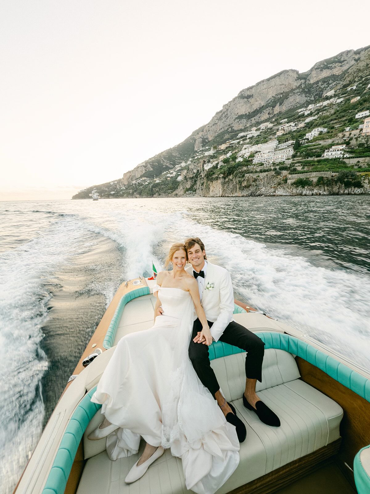 لقطة رومانسية للزوجين خلال احتفالهما بزفافهما على متن يخت