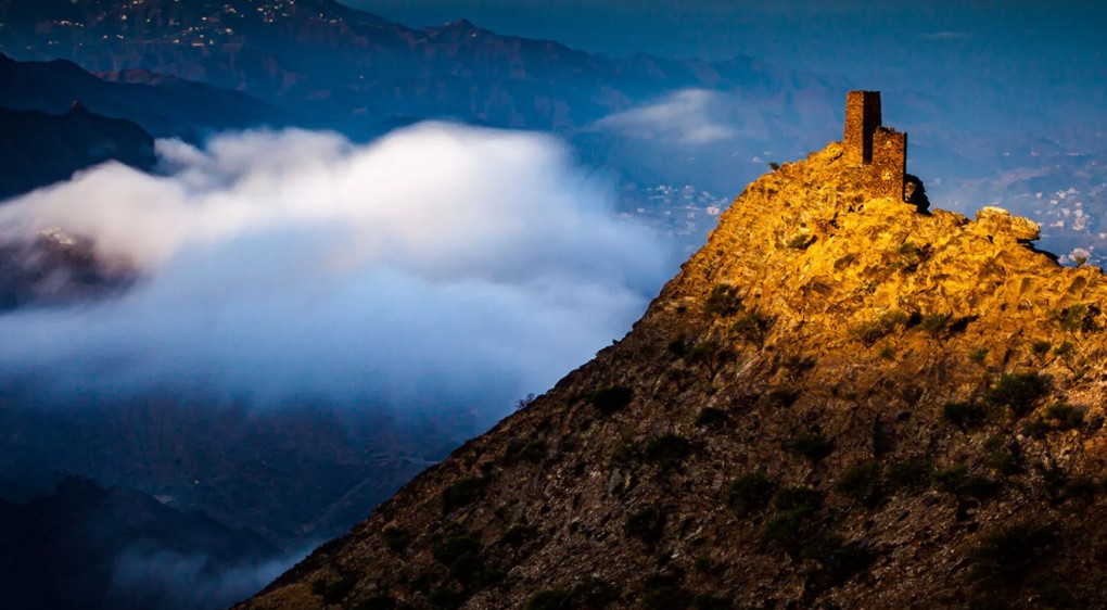 استمتعي بتجربة استثنائية بين السحاب في جبال فيفاء 