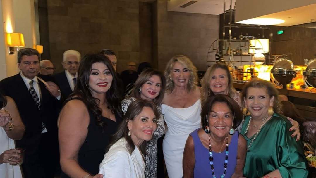 لقطة لايناس الدغيدي مع النجوم من حفل عقد قرانها