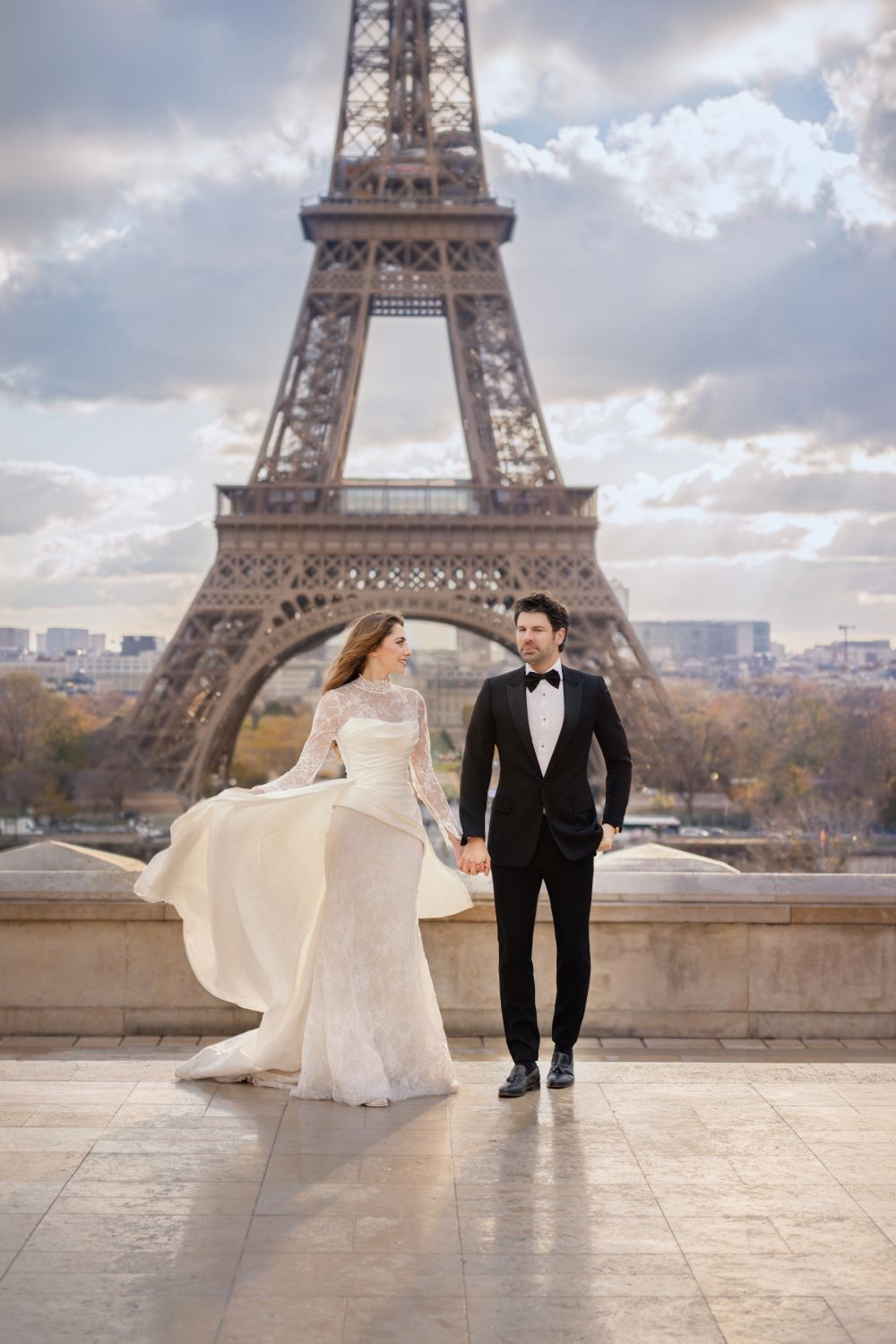 لقطة لعروسين بعدسة المصورة الاء الشهري