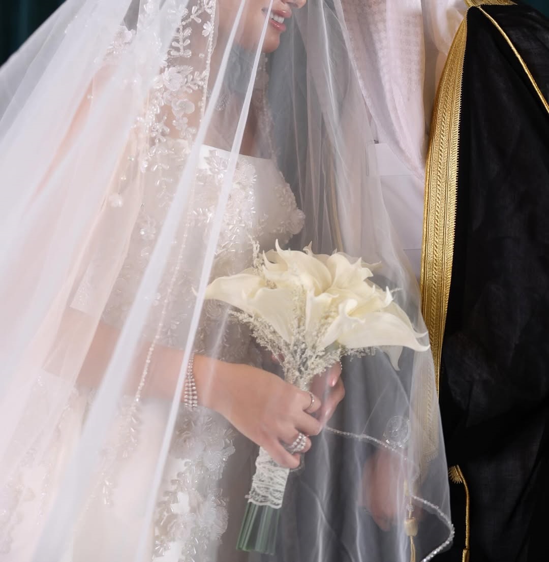 لقطة لعروسين بعدسة مصورة الأعراس الاء الشهري