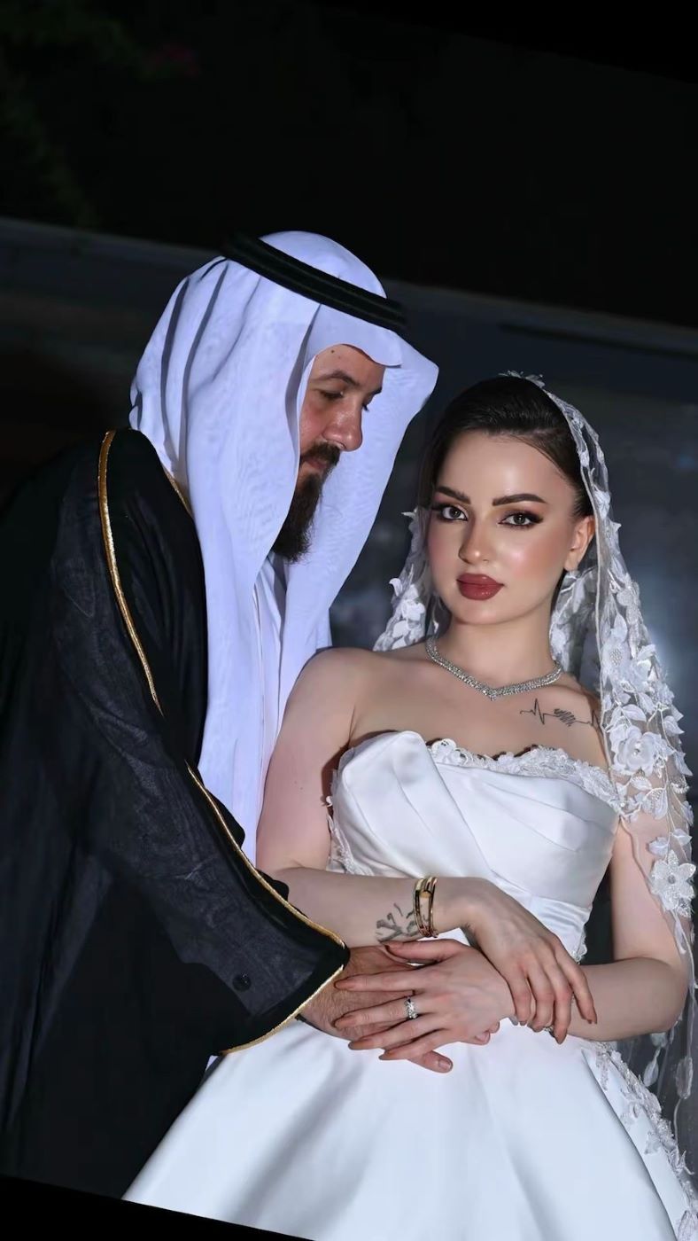 لقطة لعروسين بكاميرا المصورة اسماء الاسودي