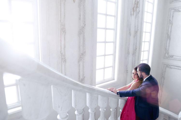 لقطة لعروسين من حفل خطوبة بكاميرا المصورة افراح البلوي