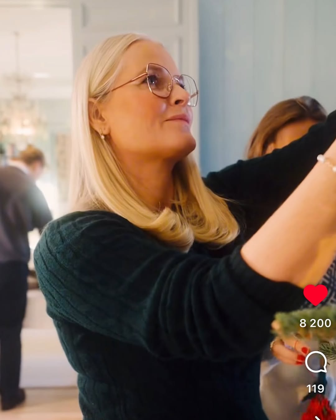 لقطة من الفيديو الأخير وهي تزين الشجرة