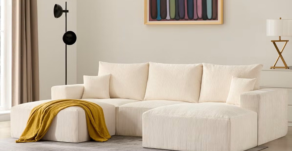للحصول على أفضل مظهر، ينصح باختيارBoneless Couch بلون محايد مثل البيج أو الأوف وايت